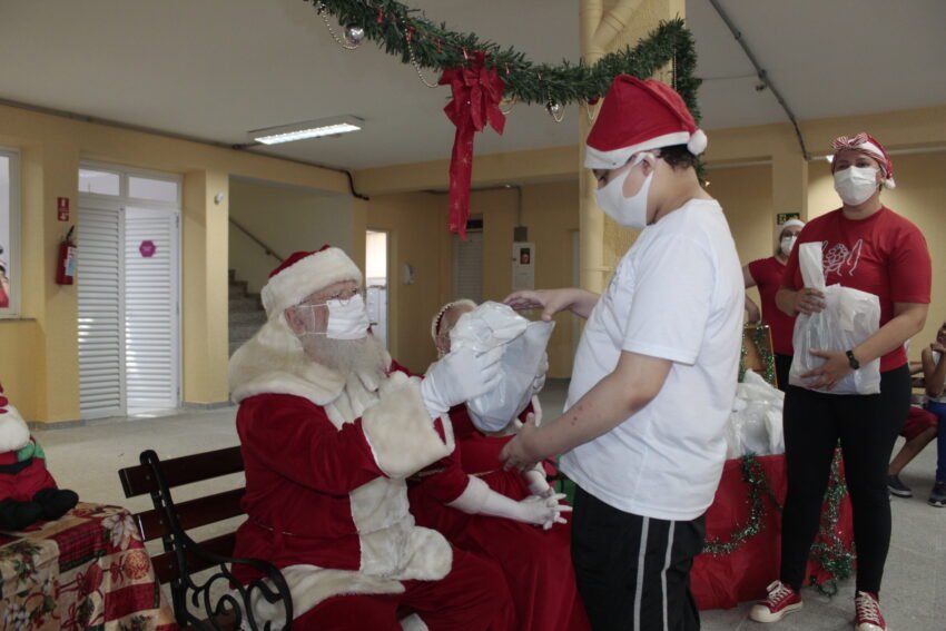 Escola de Educação Especial traz a família Noel para o Natal dos alunos