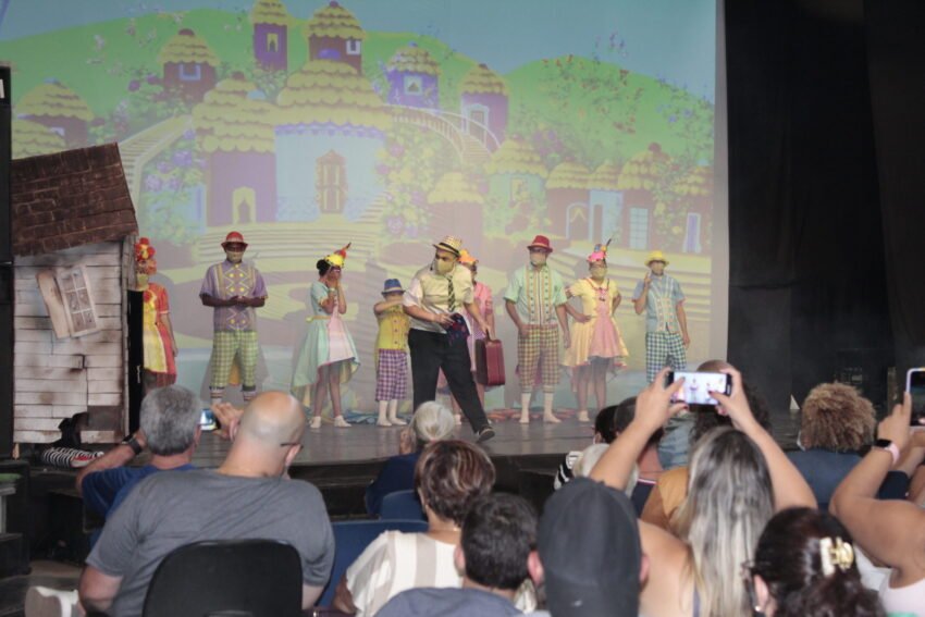 Espetáculo “O Mágico de Oz” encanta a plateia com alegria e emoção