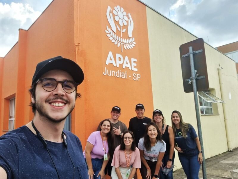 Equipe da Amazon de Cajamar visita a APAE e doa livros e álcool em gel