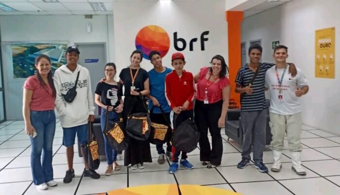 Jovens do Programa Emprego Apoiado visitam a BRF S/A