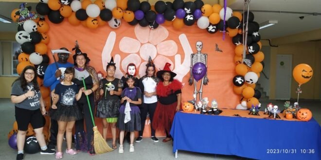 Professores e estudantes se divertem na Festa de Halloween