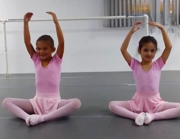 APAE de Jundiaí recebe doação de roupas de ballet e as alunas comemoram