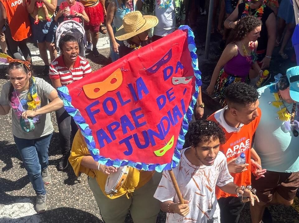 APAExonados pelo Carnaval espalha alegria pelas ruas